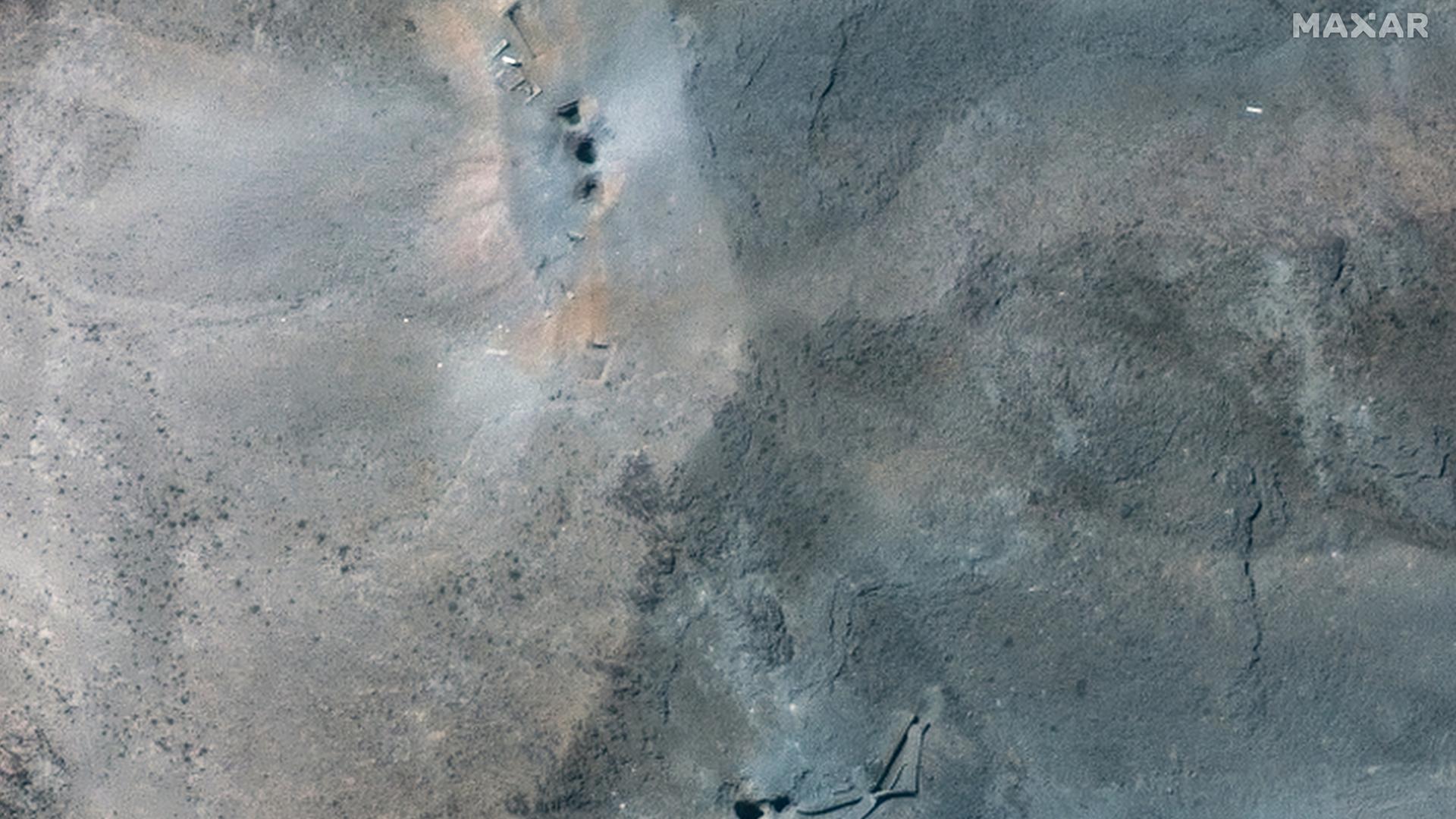 Ein Satellitenfoto von Maxar Technologies zeigt in Nahaufnahme Krater an der unterirdischen Urananreicherungsanlage Fordo nach den US-Luftangriffen auf den Iran.