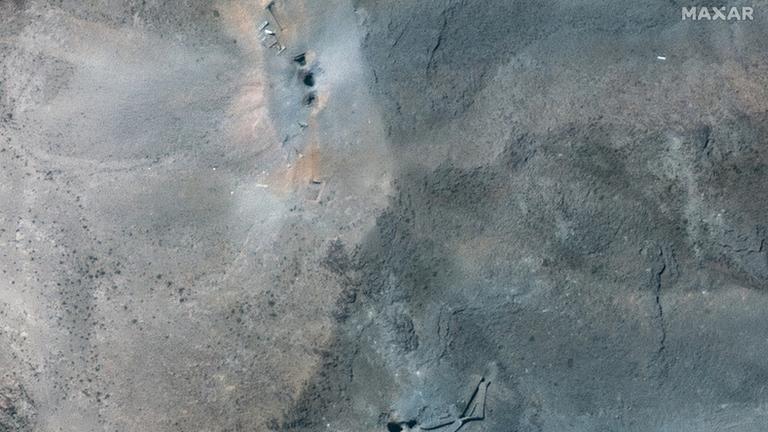Ein Satellitenfoto von Maxar Technologies zeigt in Nahaufnahme Krater an der unterirdischen Urananreicherungsanlage Fordo nach den US-Luftangriffen auf den Iran.