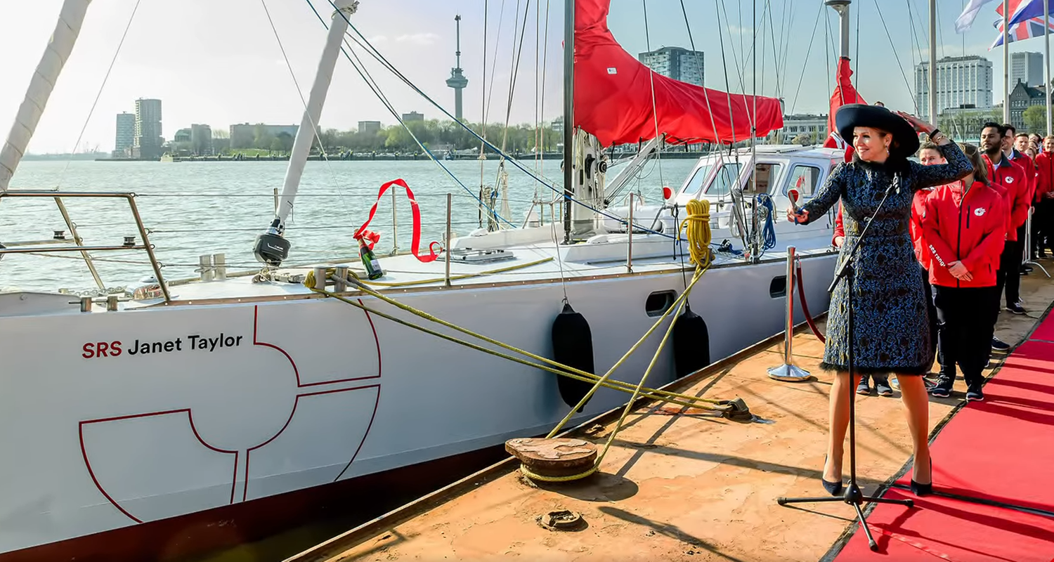 Königin Máxima barfuß in Rotterdam