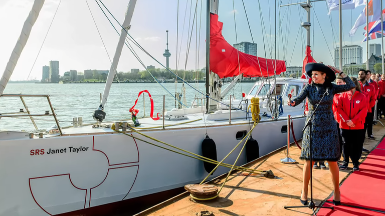 Königin Máxima barfuß in Rotterdam