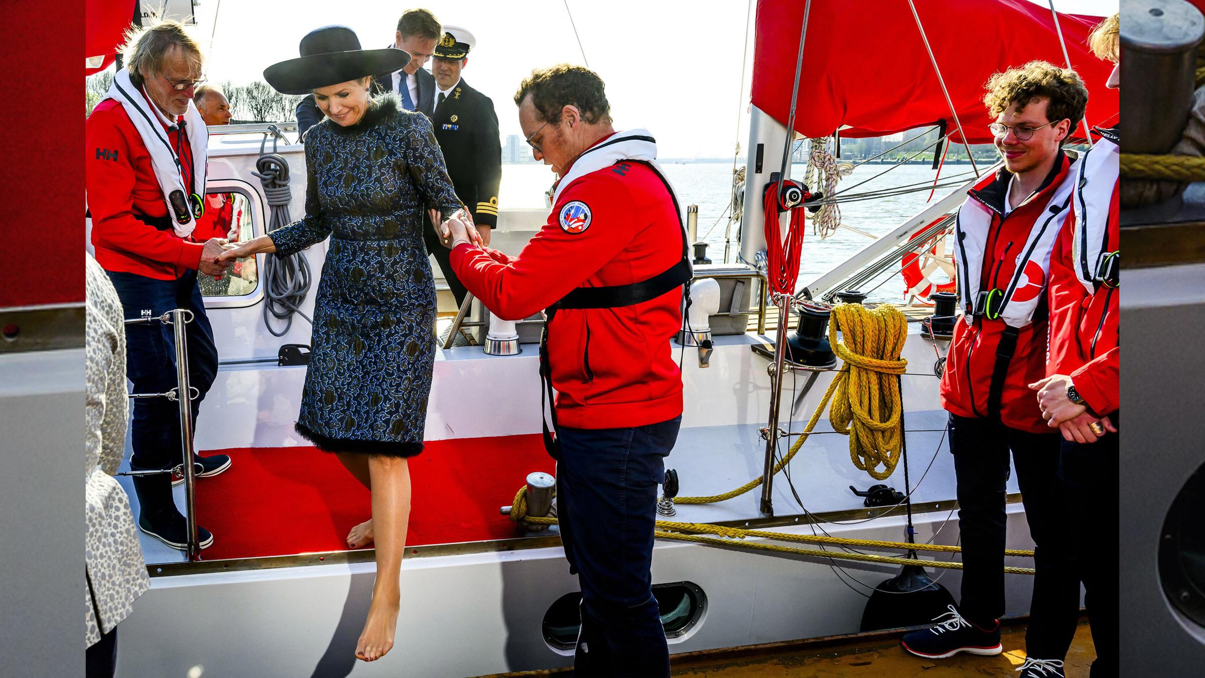 Königin Maxima steigt von einem Segelschiff.