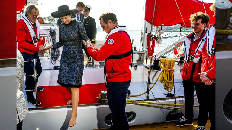 Königin Maxima steigt von einem Segelschiff.