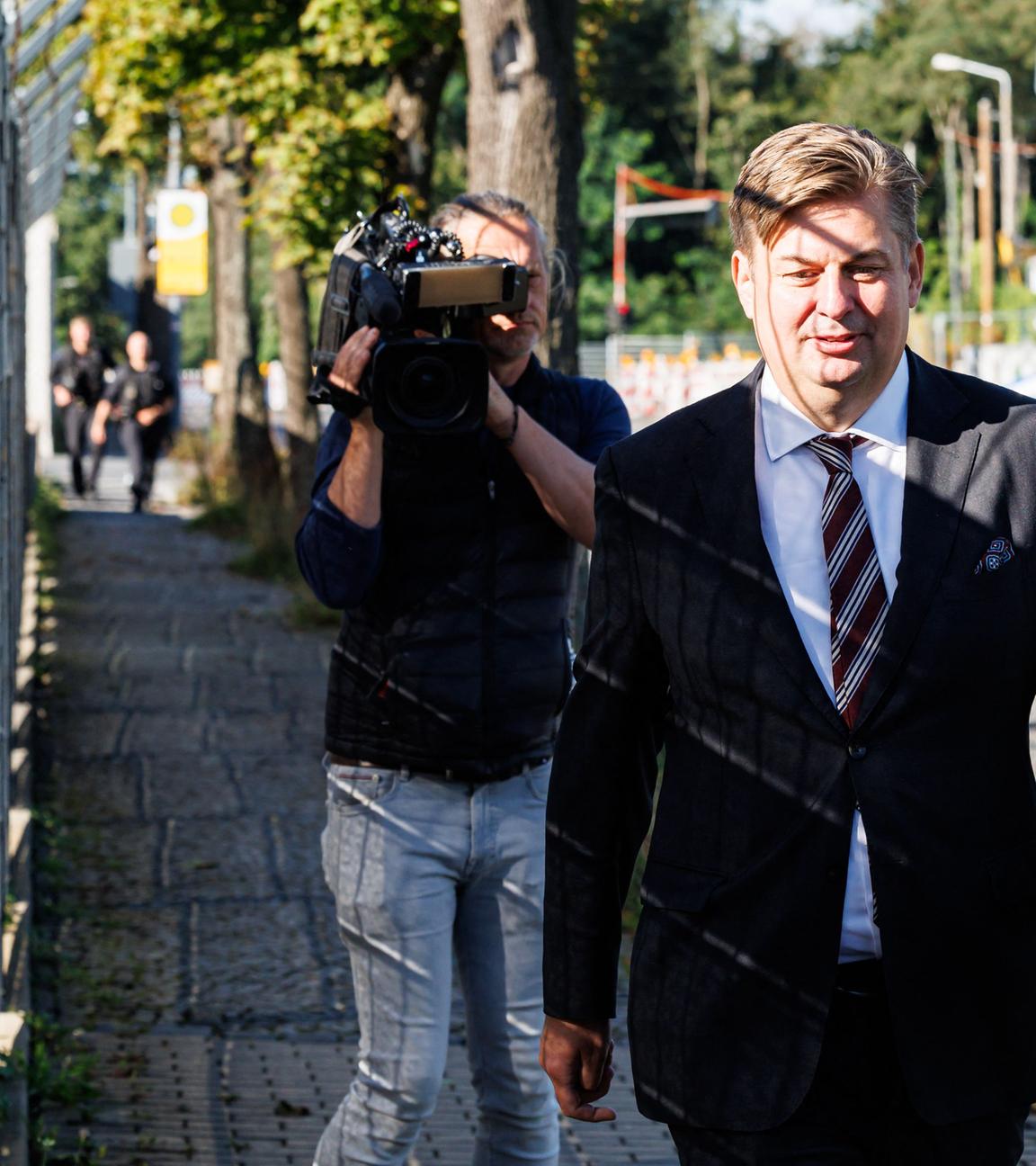 Der AfD-Abgeordnete Maximilian Krah ist auf dem Weg ins Oberlandesgericht Dresden.