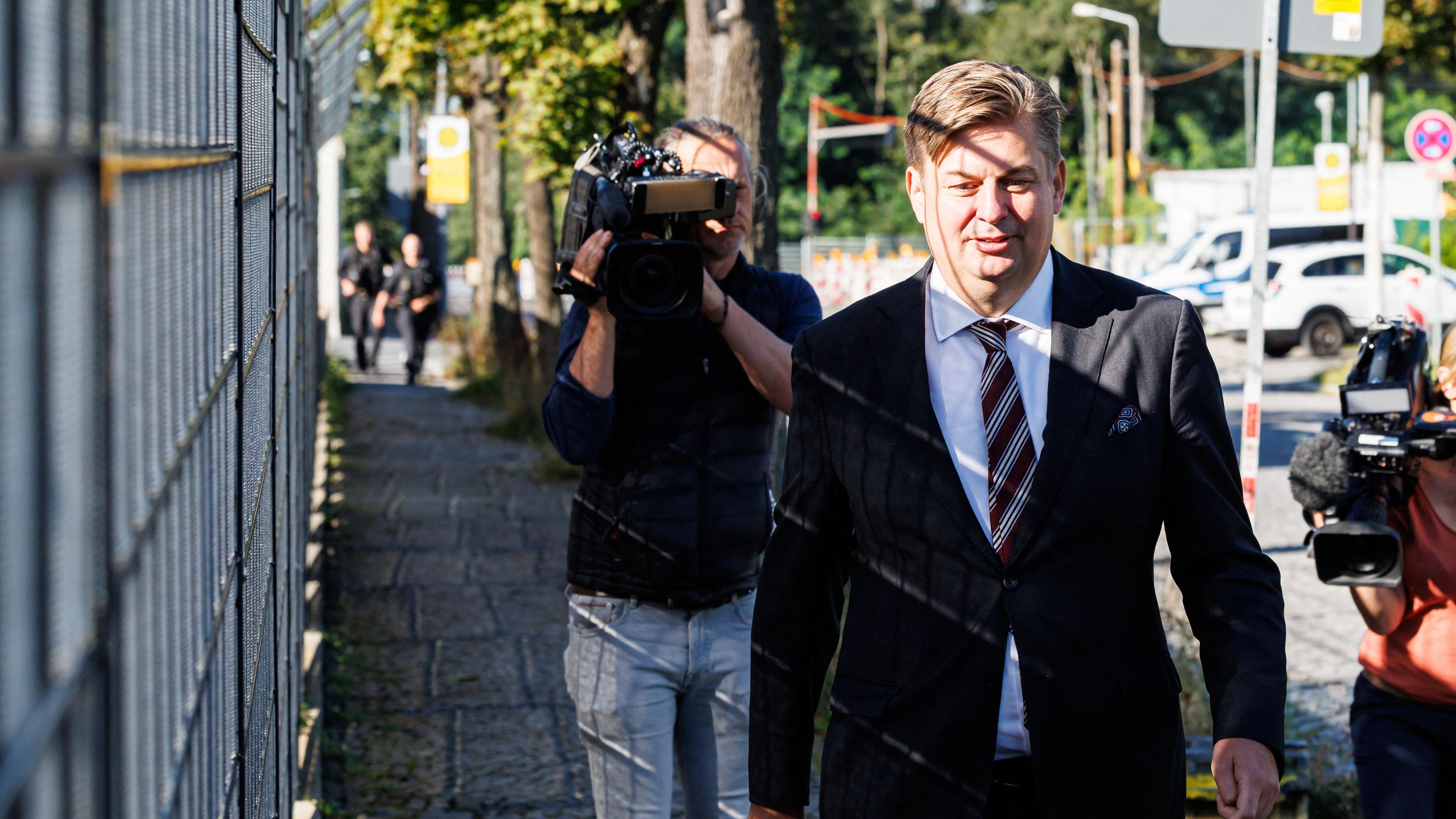 Der AfD-Abgeordnete Maximilian Krah ist auf dem Weg ins Oberlandesgericht Dresden.