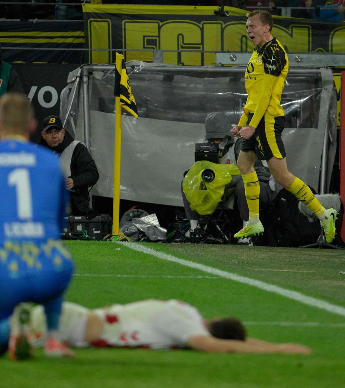 Maximilian Beier (Dortmund) feiert das 1:0-Tor gegen den 1. FC Köln.