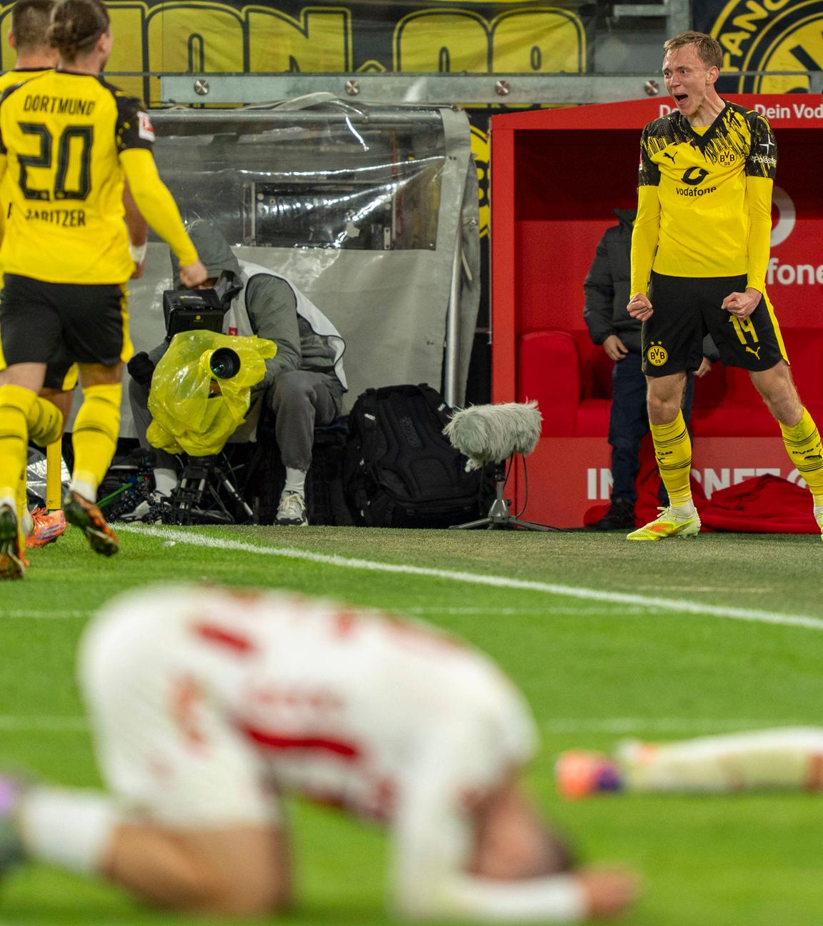 Maximilian Beier (Dortmund) feiert das 1:0-Tor gegen den 1. FC Köln.