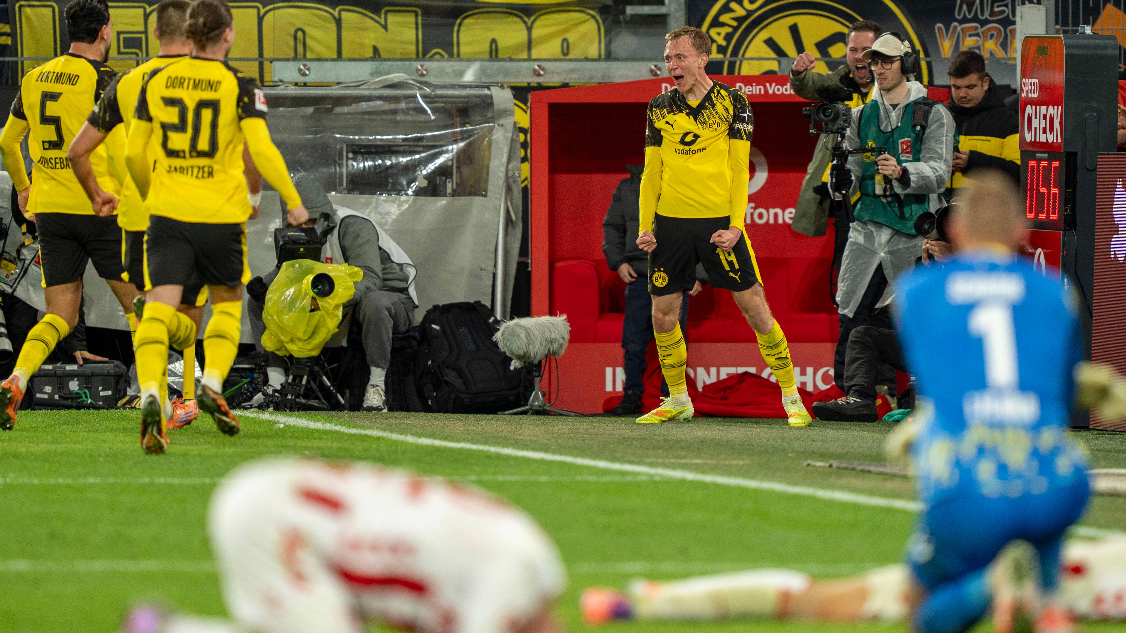 Maximilian Beier (Dortmund) feiert das 1:0-Tor gegen den 1. FC Köln.