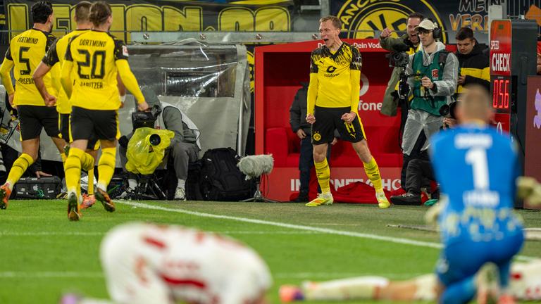 Maximilian Beier (Dortmund) feiert das 1:0-Tor gegen den 1. FC Köln.