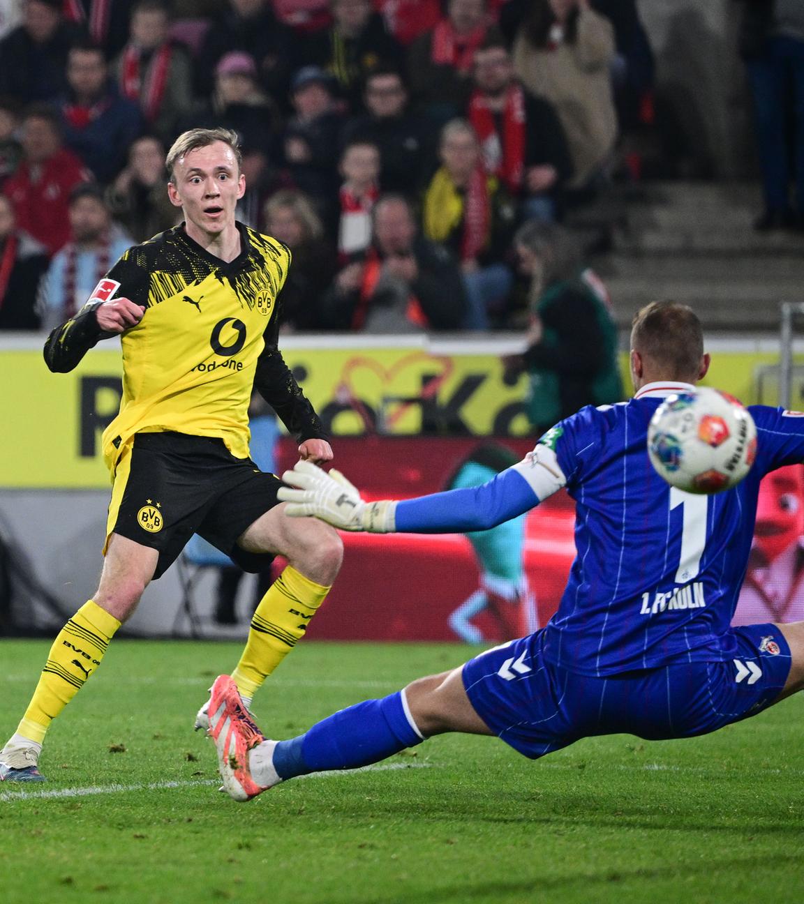 Dortmunds Mittelstürmer Maximilian Beier erzielt das 2:0 für den BVB in der Bundesligapartie gegen den 1. FC Köln