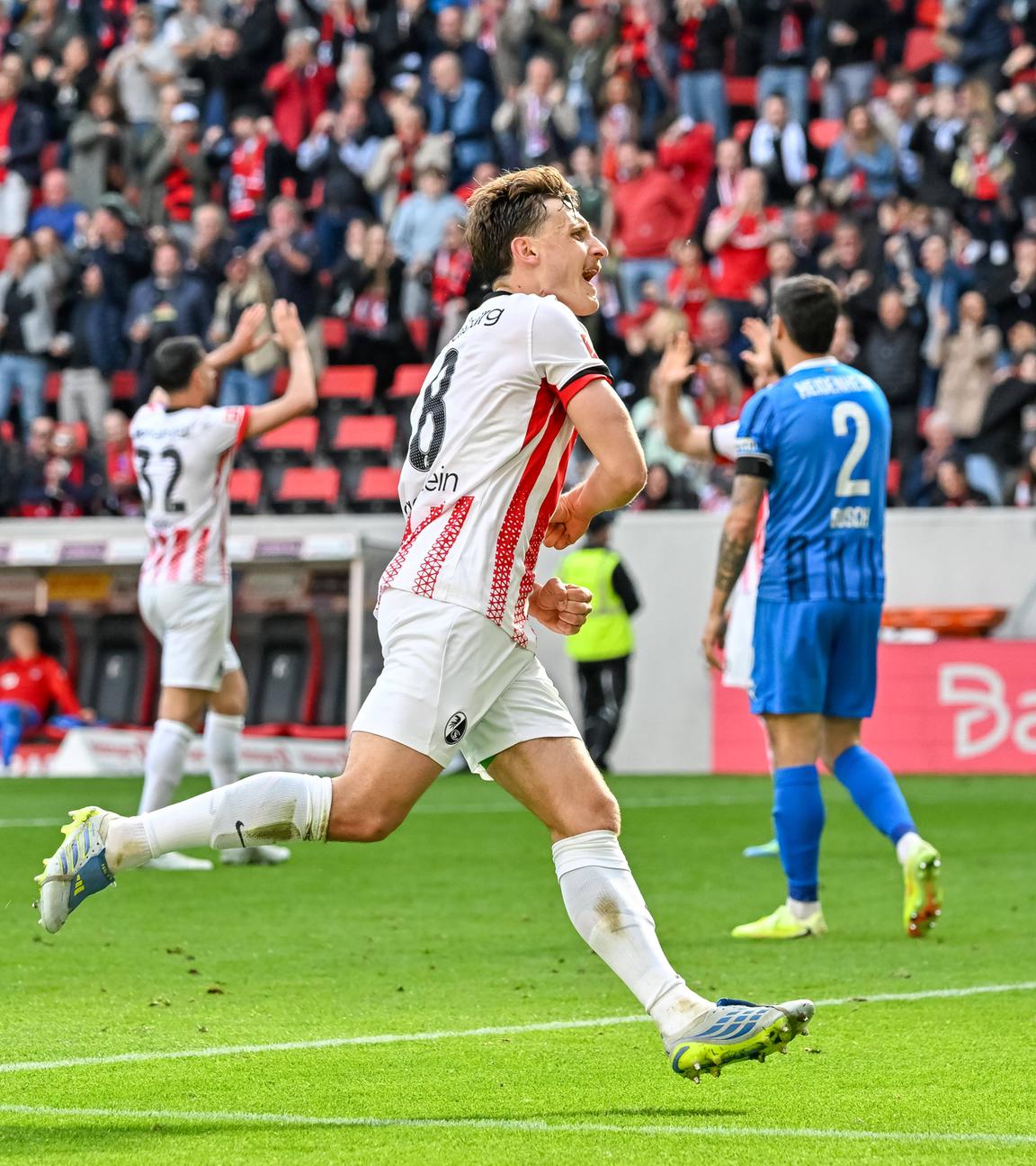 Jubel nach dem Führungstor: Maximilian Eggestein (SC Freiburg) erzielt das 2:1 gegen den 1. FC Heidenheim in der Bundesliga.