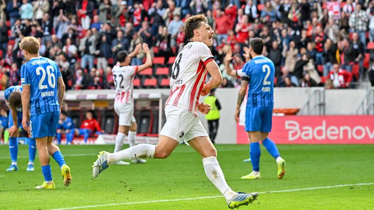 Jubel nach dem Führungstor: Maximilian Eggestein (SC Freiburg) erzielt das 2:1 gegen den 1. FC Heidenheim in der Bundesliga.