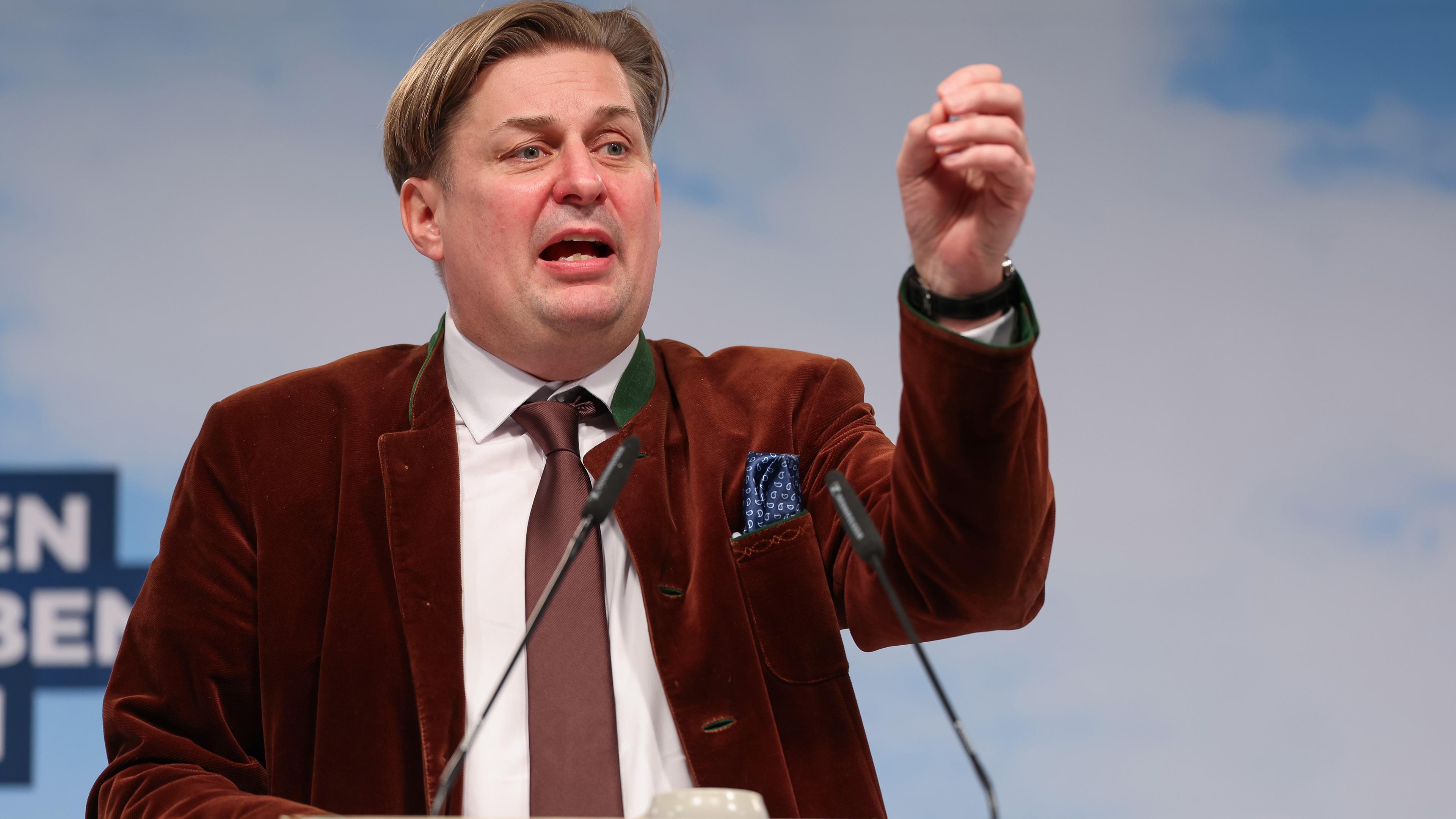 Maximilian Krah, Spitzenkandidat der AfD für die Europawahl und Mitglied des Bundesvorstandes der Partei, redet beim politischen Aschermittwoch der AfD am 14.02.2024.