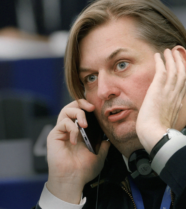 Maximilian Krah telefoniert mit Handy im Europaparlament