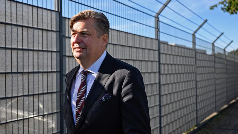 Maximilian Krah, Bundestagsabgeordneter der AfD, kommt als Zeuge vor Verhandlungbeginn im Prozess um mutmaßliche Spionage für China am Gerichtsgebäude an, aufgenommen am 03.09.2025