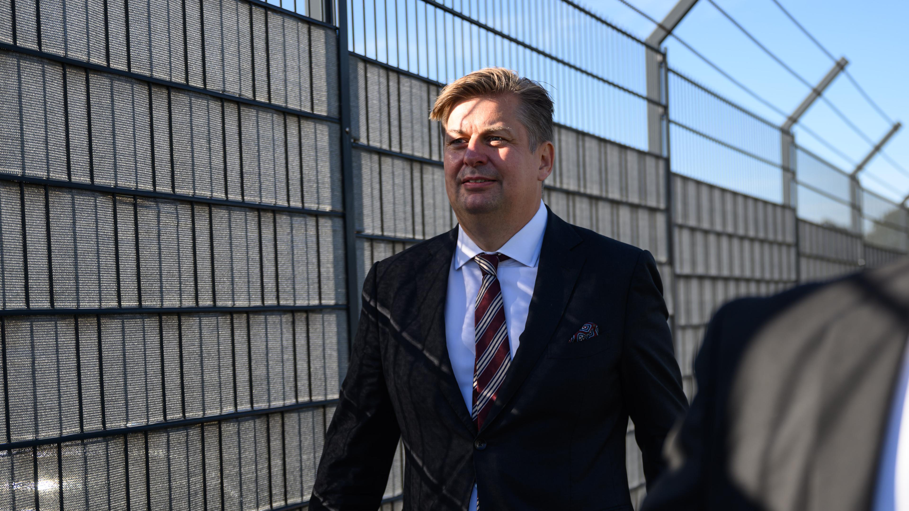 03.09.2025, Sachsen, Dresden: Maximilian Krah (l), Bundestagsabgeordneter der AfD, kommt als Zeuge vor Verhandlungbeginn im Prozess um mutmaßliche Spionage für China am Gerichtsgebäude an.