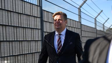 03.09.2025, Sachsen, Dresden: Maximilian Krah (l), Bundestagsabgeordneter der AfD, kommt als Zeuge vor Verhandlungbeginn im Prozess um mutmaßliche Spionage für China am Gerichtsgebäude an.