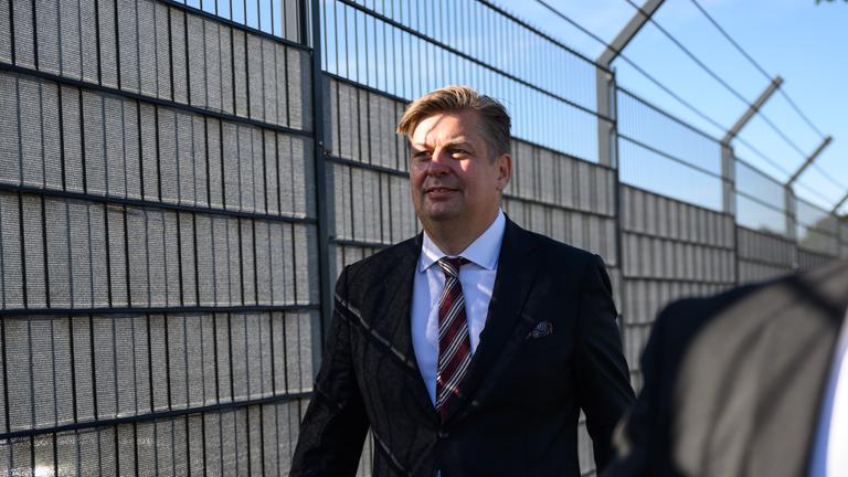 03.09.2025, Sachsen, Dresden: Maximilian Krah (l), Bundestagsabgeordneter der AfD, kommt als Zeuge vor Verhandlungbeginn im Prozess um mutmaßliche Spionage für China am Gerichtsgebäude an.