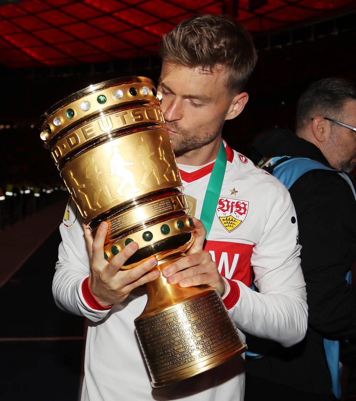 Maximilian Mittelstädt des VfB Stuttgart küsst den DFB-Pokal in seiner Hand am 24.05.2025 in Berlin.