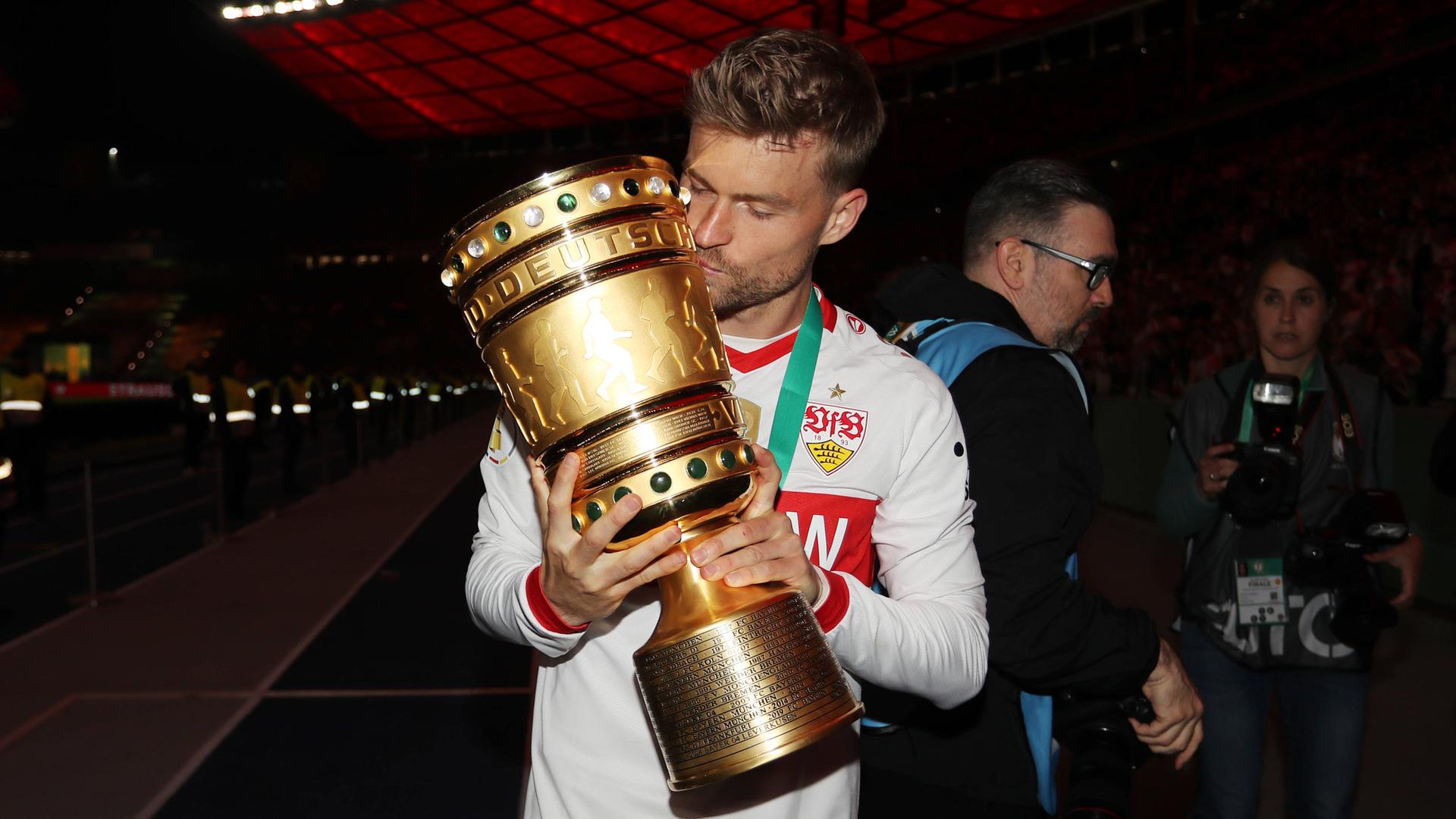 Maximilian Mittelstädt des VfB Stuttgart küsst den DFB-Pokal in seiner Hand am 24.05.2025 in Berlin.