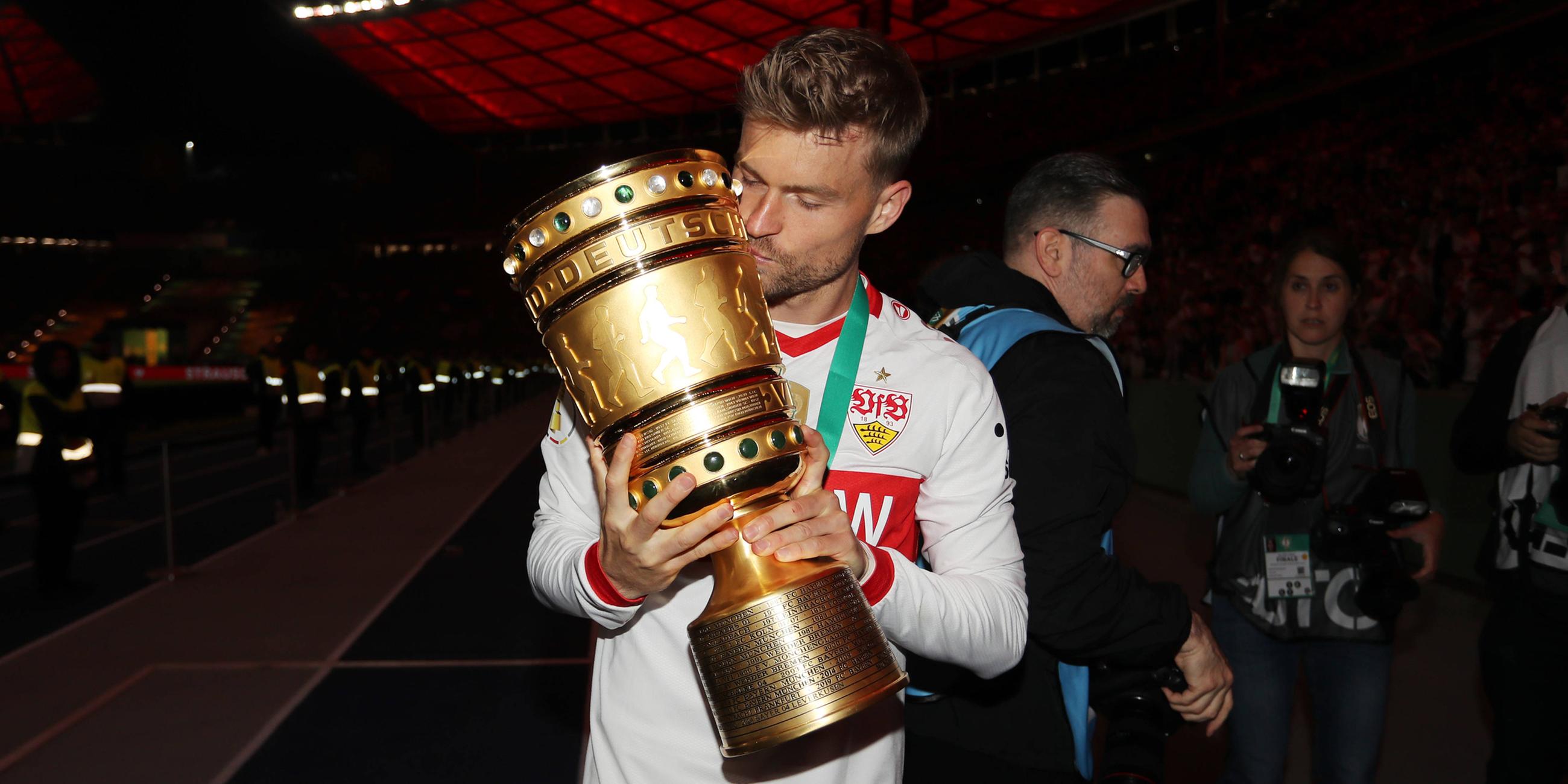 Maximilian Mittelstädt des VfB Stuttgart küsst den DFB-Pokal in seiner Hand am 24.05.2025 in Berlin.