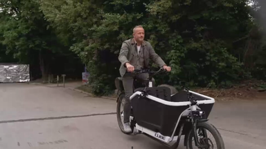 Maximilian Brückner auf Radtour durch München