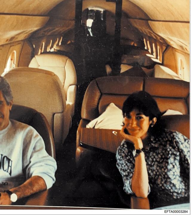 Jeffrey Epstein und Ghislaine Maxwell in einem Privatjet auf einem undatierten Foto, das von der US-Justizbehörde veröffentlicht wurde.