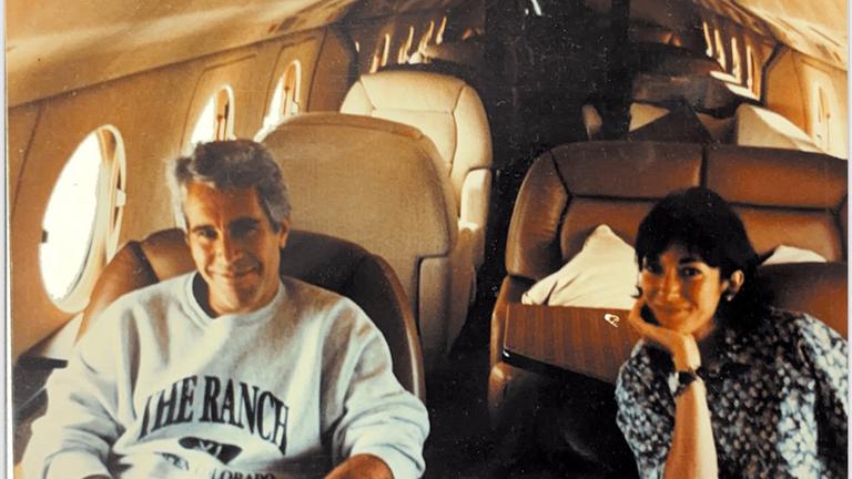 Jeffrey Epstein und Ghislaine Maxwell in einem Privatjet auf einem undatierten Foto, das von der US-Justizbehörde veröffentlicht wurde.