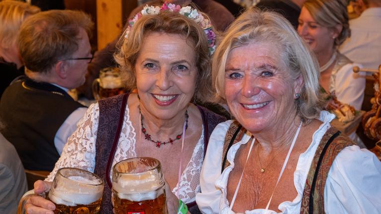 Michaela May und Jutta Speidel beim Oktoberfest