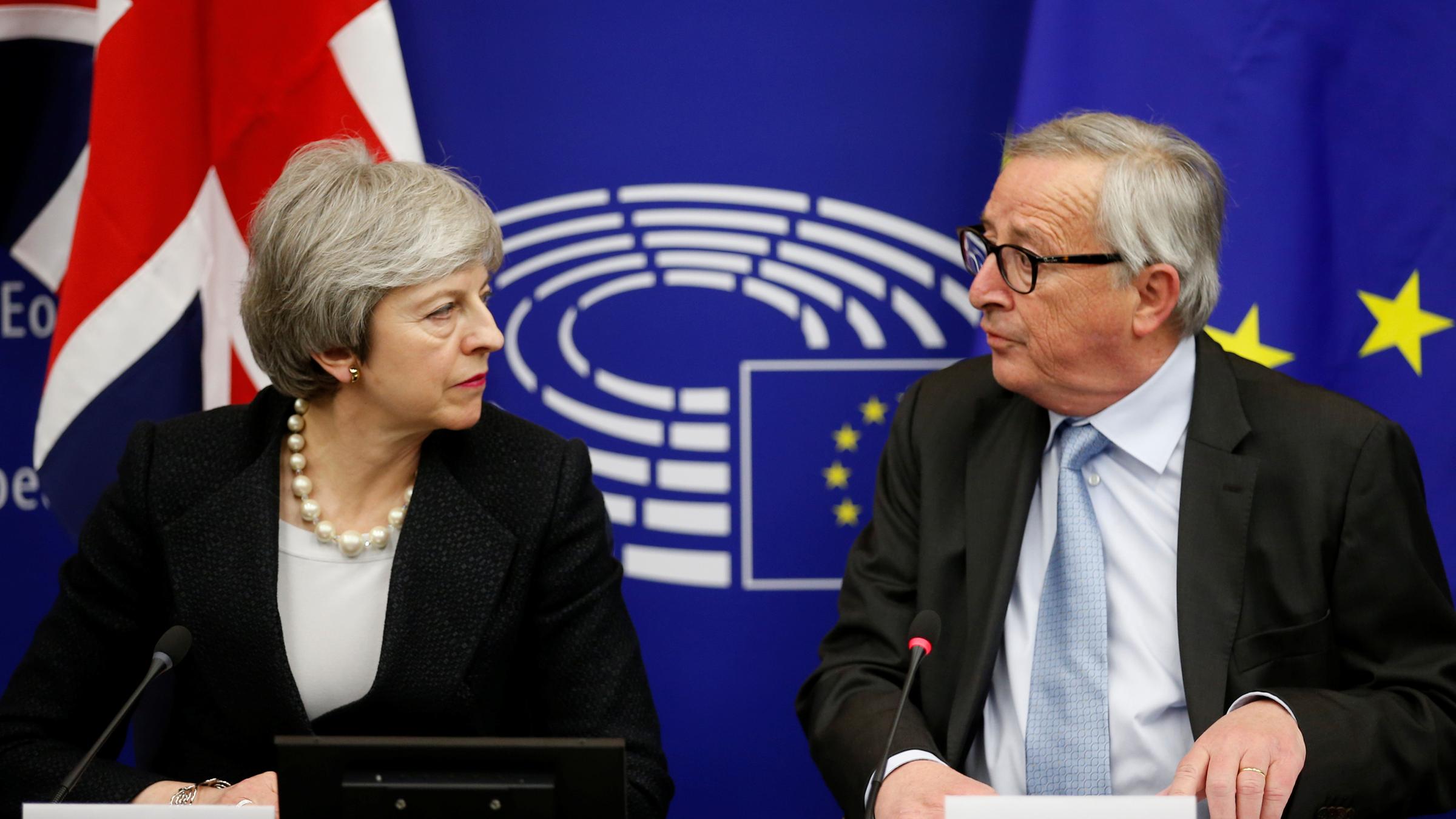 Theresa May und Jean-Claude Juncker erzielen in Straßburg einen Durchbruch bei den Brexit-Verhandungen.