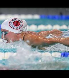 Maya Tobehn schwimmt Schmetterling