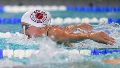 Maya Tobehn schwimmt Schmetterling