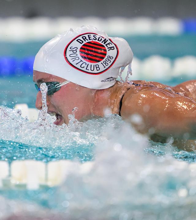 Maya Tobehn schwimmt Schmetterling