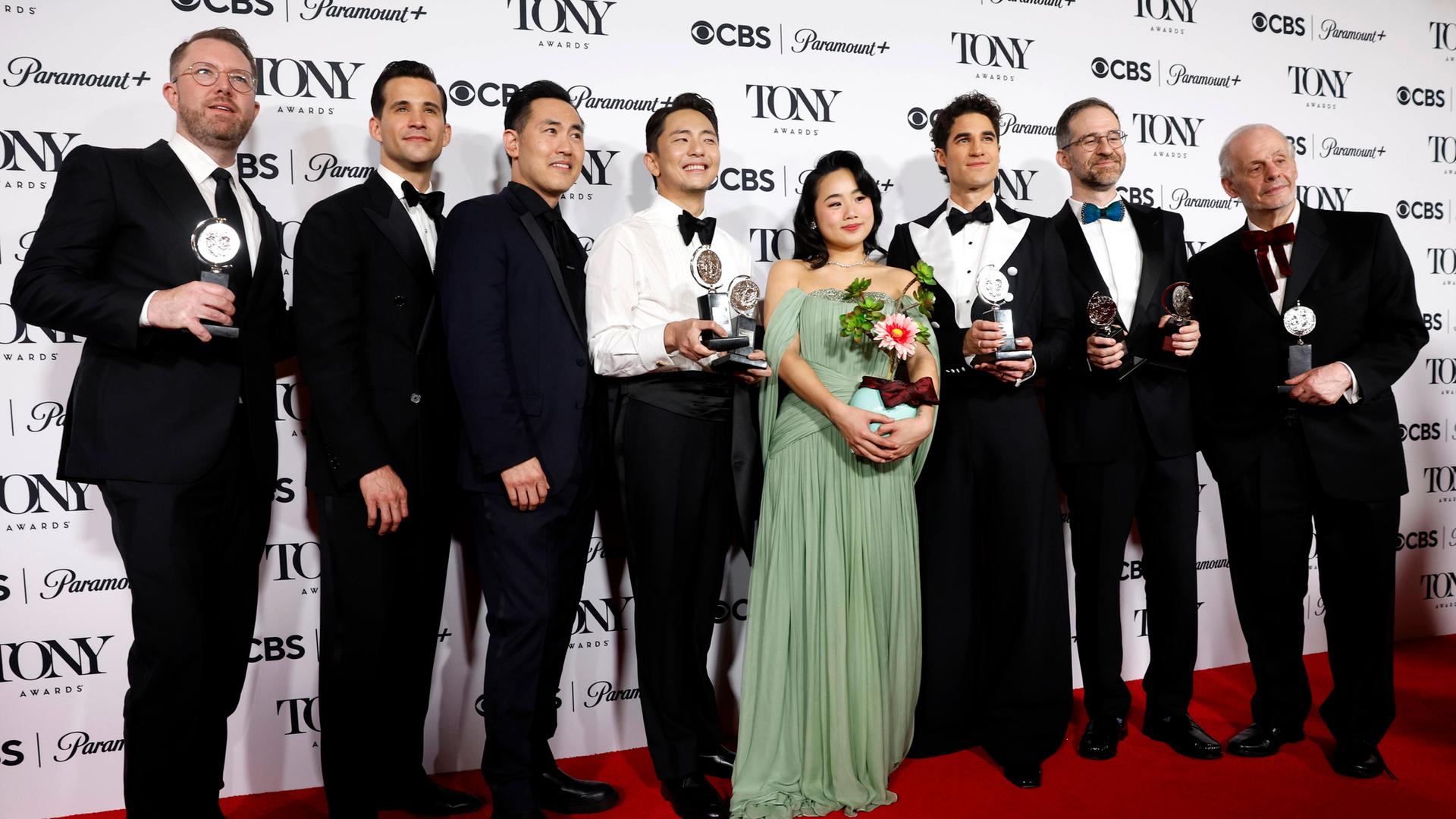 Hunter Arnold, Dez Duron, Marcus Choi, Hue Park, Helen J. Shen, Darren Criss, Will Aronson und Jeffrey Richards posieren mit dem Preis für das beste Musical für Maybe Happy Ending hinter der Bühne der 78th Annual Tony Awards in der Radio City Music Hall am Sonntag, 8. Juni 2025 in New York City. 