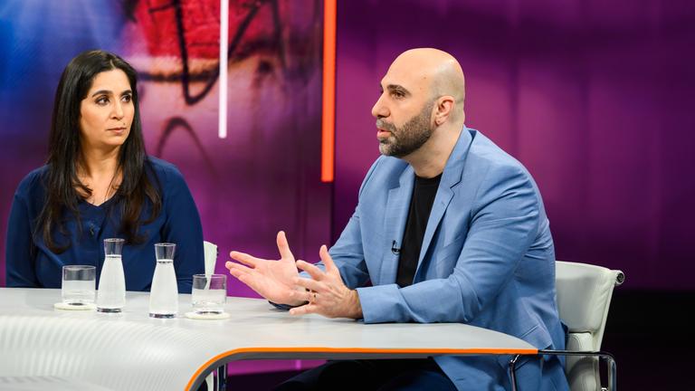 Der Psychologe und Autor Ahmad Mansour und die Journalistin Souad Mekhennet zu Gast bei “maybrit illner”.