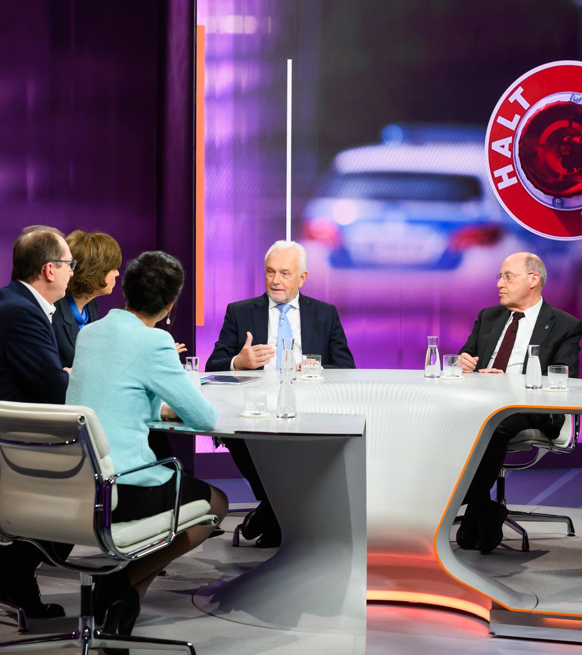 v.l.n.r. Sahra Wagenknecht, Alexander Dobrindt, Maybrit Illner, Wolfgang Kubicki, Gregor Gysi, Dagmar Rosenfeld