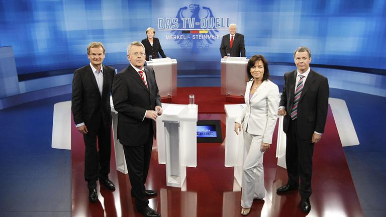 Maybrit Illner stellt u.a. Fragen an Angela Merkel und Frank-Walter Steinmeier beim TV-Duell 2009