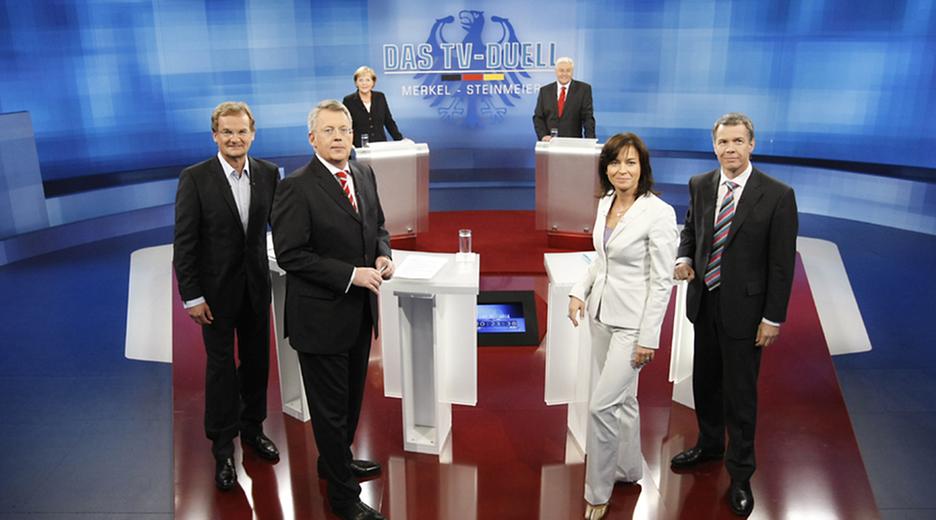 Maybrit Illner stellt u.a. Fragen an Angela Merkel und Frank-Walter Steinmeier beim TV-Duell 2009