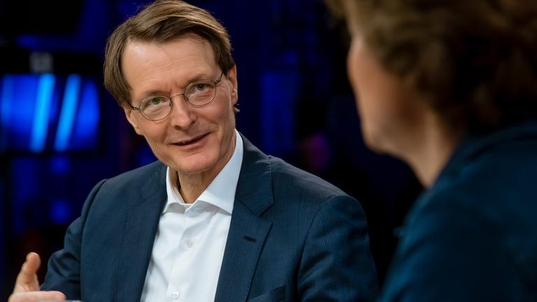 Der SPD-Gesundheitsexperte Karl Lauterbach fordert in der ZDF-Sendung "maybrit illner" Pflegekräften in der Corona-Krise Zuschläge zu zahlen. 