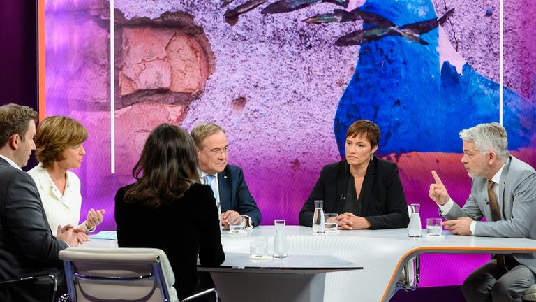 Von links: Lars Klingbeil, Maybrit Illner, Düzen Tekkal, Armin Laschet, Nicole Deitelhoff, Carlo Masala "maybrit illner: Ukraine und Nahost – kein Frieden weit und breit?", Sendung vom 10.10.2024: Von links: Lars Klingbeil, Maybrit Illner, Düzen Tekkal, Armin Laschet, Nicole Deitelhoff, Carlo Masala 