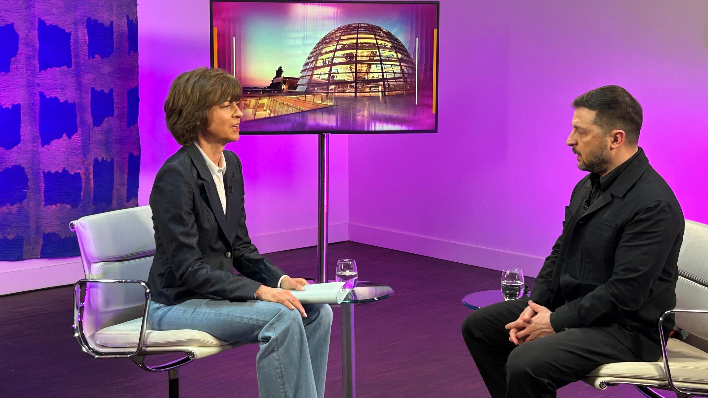 Der ukrainische Präsident Wolodymyr Selenskyj im Gespräch mit ZDF-Moderatorin Maybrit Illner am Dienstag, den 14. April 2026, im Rahmen der deutsch-ukrainischen Regierungskonsultationen in Berlin.