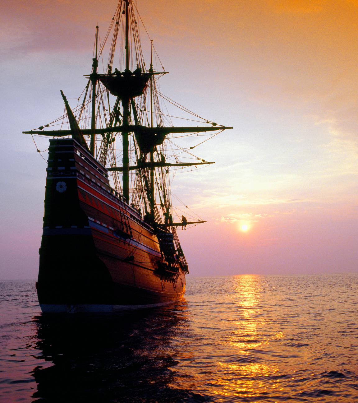 Ein Mayflower Segelschiff-Nachbau im Sonnenuntergang