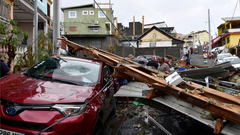 Trümmer auf einer Straße im französischen Territorium Mayotte im Indischen Ozean, aufgenommen am 17.12.2024