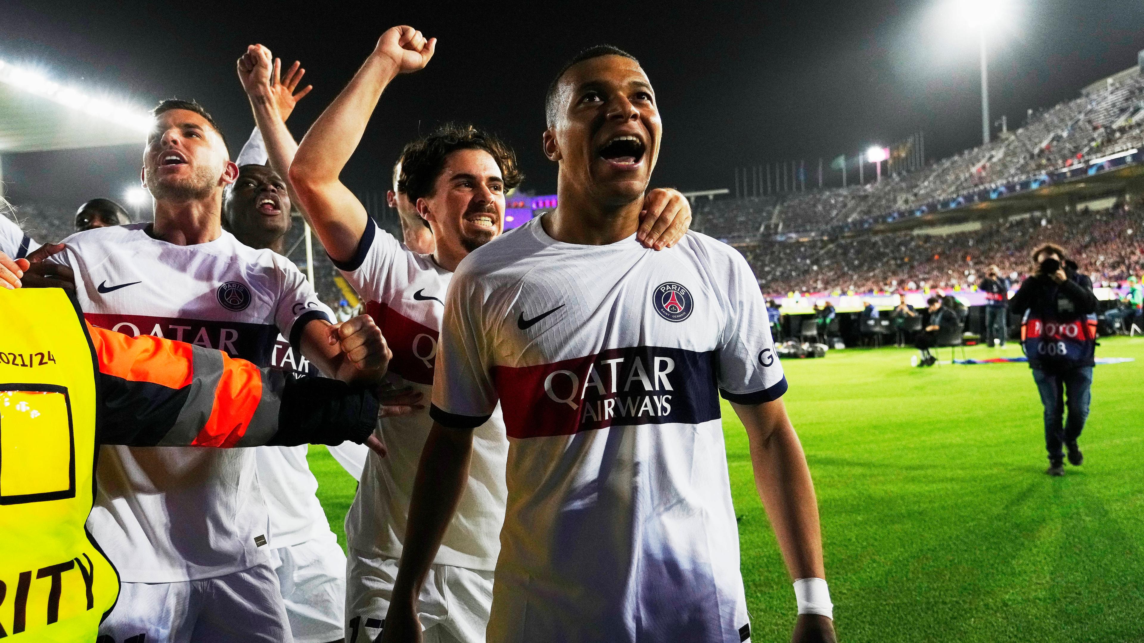 Kylian Mbappe feiert mit seinen Teamkollegen.