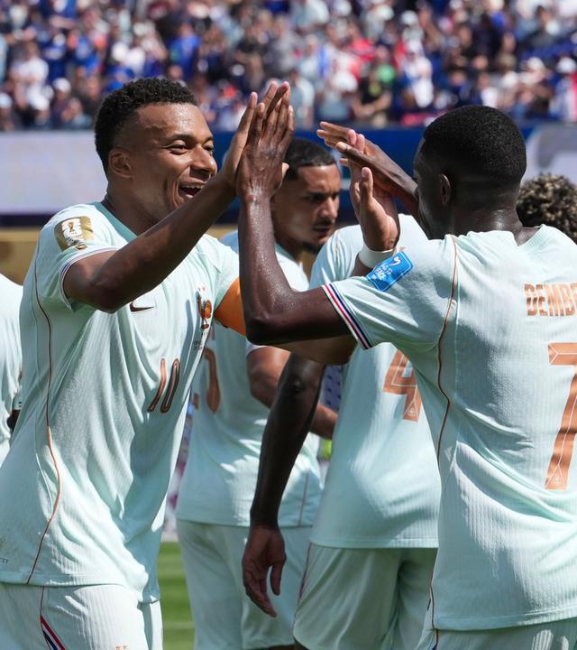 Mbappe und Dembele jubeln bei Frankreichs 4:1-Sieg gegen Norwegen