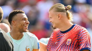 Kylian Mbappé und Erling Haaland umarmen sich nach dem Schlusspfiff. 