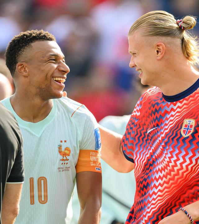 Kylian Mbappé und Erling Haaland umarmen sich nach dem Schlusspfiff. 