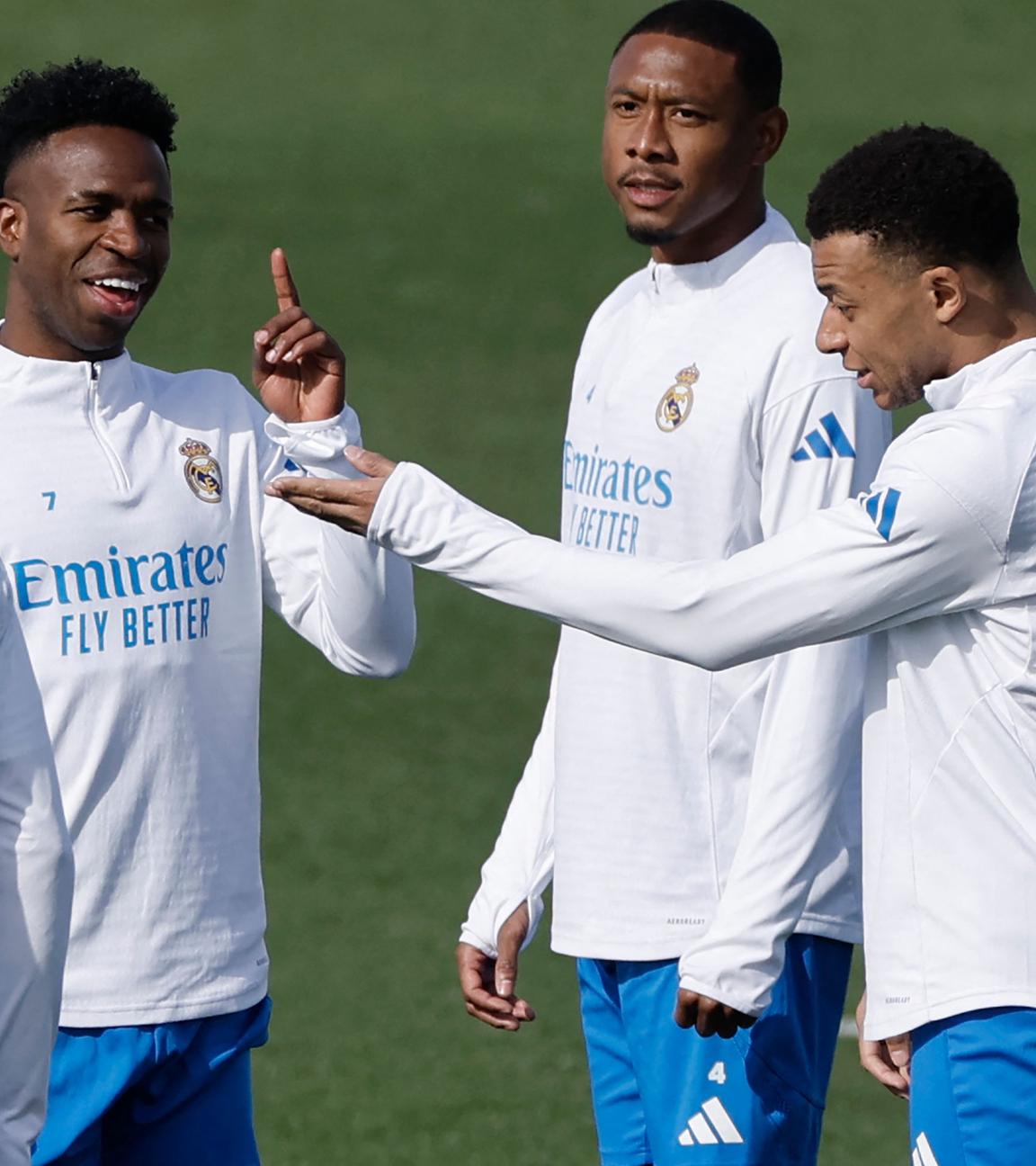 Vinicius Junior (l) und 10 Kylian Mbappe.