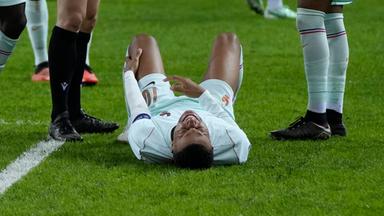 Hält sich mit schmerzverzerrtem Gesicht im Spiel gegen die Türkei sein Knie: Kylian Mbappé
