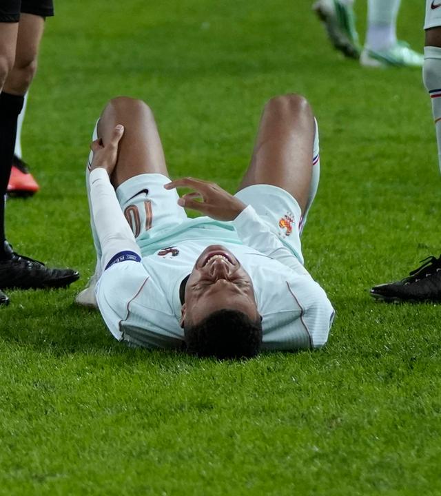 Hält sich mit schmerzverzerrtem Gesicht im Spiel gegen die Türkei sein Knie: Kylian Mbappé