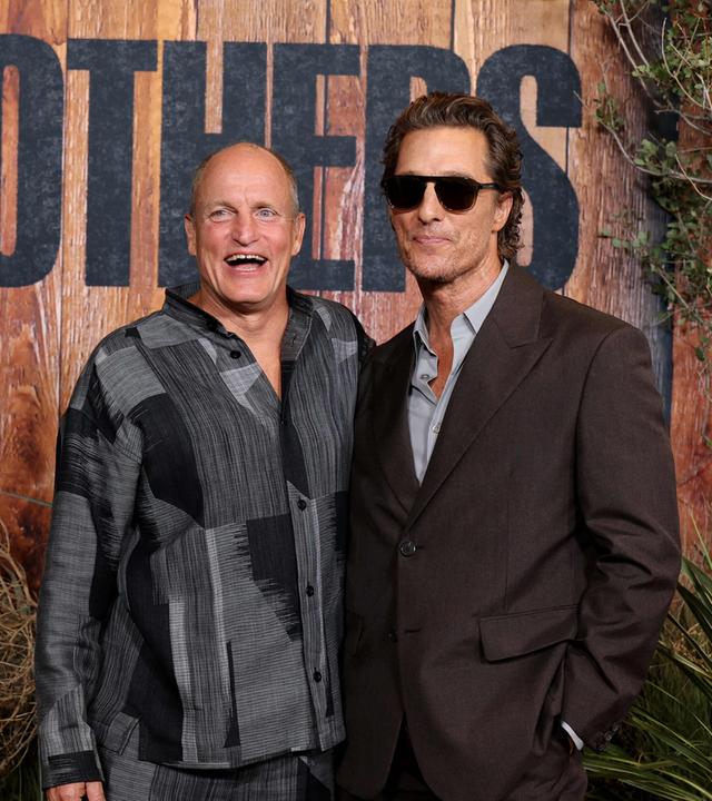 Woody Harrelson und Matthew McConaughey bei der Los-Angeles-Premiere von "Brothers". Vor der Filmkulisse posieren die Schauspieler gemeinsam für die Kameras.